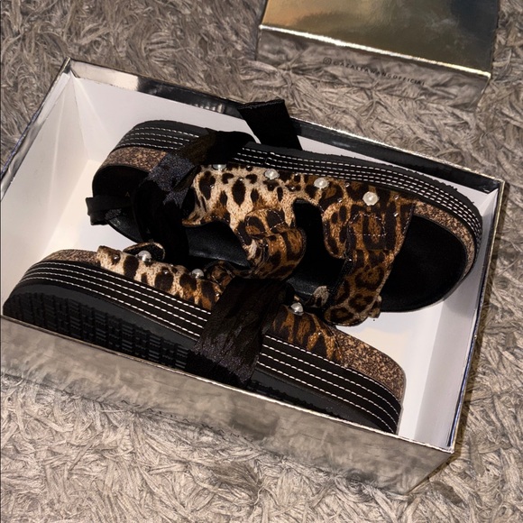 Leopard Print Sandals with Black Ties - Picture 7 of 8